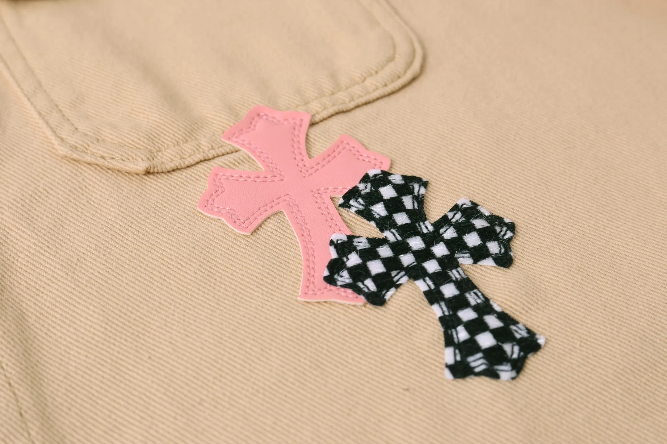 P260 Style No.: H884 Crow Heart & 𝐂𝐡𝐫𝐨𝐦𝐞 𝐇𝐞𝐚𝐫𝐭 CH Cherry Blossom Pink Checkerboard Leather Jacket* Crow Heart is a representative shirt jacket, loved by many celebrities, such as Yu Shuxin and Angelababy have picked it up. The main body fabric in khaki has a great texture, is strong and stylish. The pink cross-shaped patchwork leather is so eye-catching, and it is also embellished with checkerboard elements. It directly brings out the sweet and cool style, and the design is overwhelming. The hardware buttons are exquisite and durable, and the Crow heart logo on them is full of details, highlighting high-end quality. No matter whether it’s a boy or a girl, it looks great on you! Color: Khaki Size: 46-48-50-52